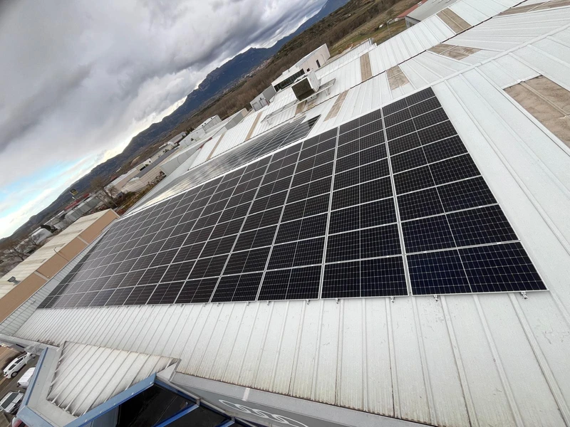 Planta fotovoltaica en nave industrial Planta fotovoltaica en nave industrial agroalimentaria