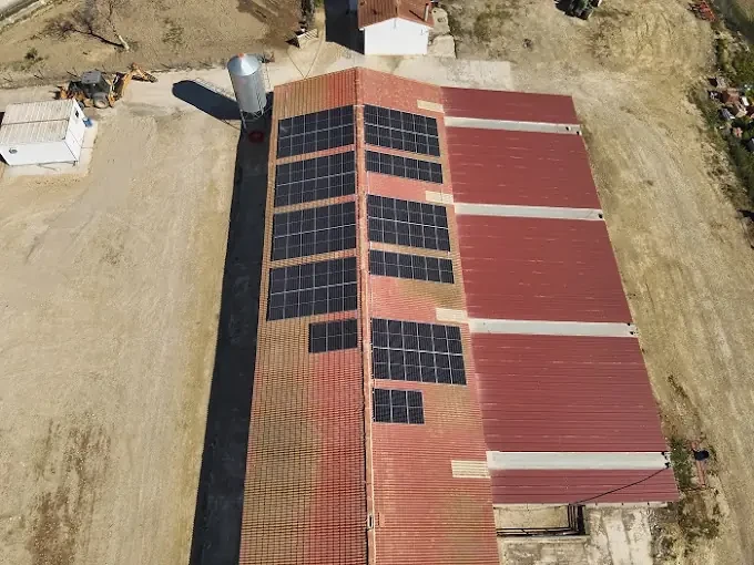 Instalación fotovoltaica en Ejea de los Caballeros Instalación de placas solares en granja de Ejea de los Caballeros